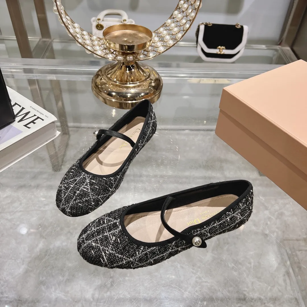👟👟Ex-factory price 520👟👟 "Exclusive top version" Dior*Dior ✅2024vs spring and summer new series... [Round toe single shoes with small pearls] Original purchase and development! The last details of this shoe are perfectly restored 💐 The upper is made of special material and the inner padding is made of delicate lambskin. You can see the quality by looking at the details in real photos. It is a versatile style for little ladies and a lady. It is a stunning shoe at first glance... I love it. The genuine leather outsole imported from Italy has a five-pointed star logo! 35-39 (34.40 customization is non-refundable) Packaging: Original full set of packaging ☀The color official website is updated simultaneously